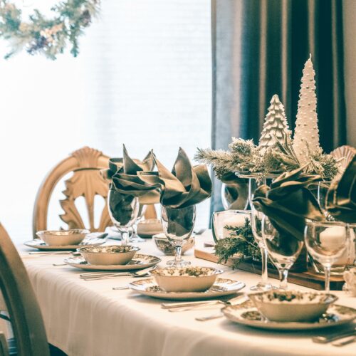 Comment Réaliser une Table de Noël Époustouflante ?